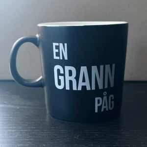 Grann Påg. Mugg [Svarta / vita]