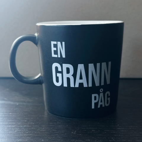 Grann Påg. Mugg [Svarta / vita]